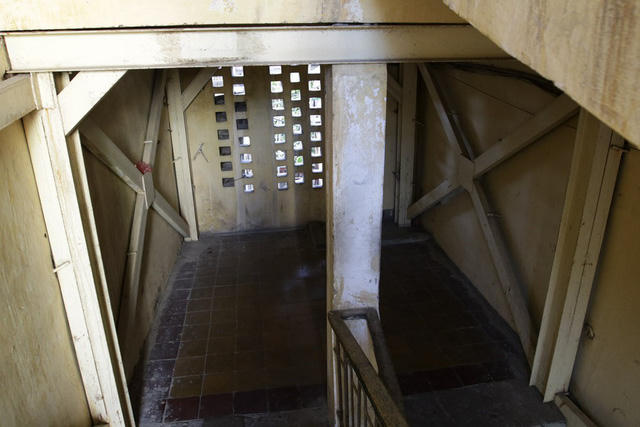 Khung thép gia cố từ tầng 1 đến tầng 5 tòa nhà E6 Thành Công cho thấy sự xuống cấp và nỗi lo sợ của người dân khi sinh sống ở đây.