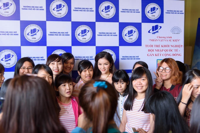 Lý Nhã Kỳ trong vòng vây của các sinh viên trường đại học Mở - TP Hồ Chí Minh.