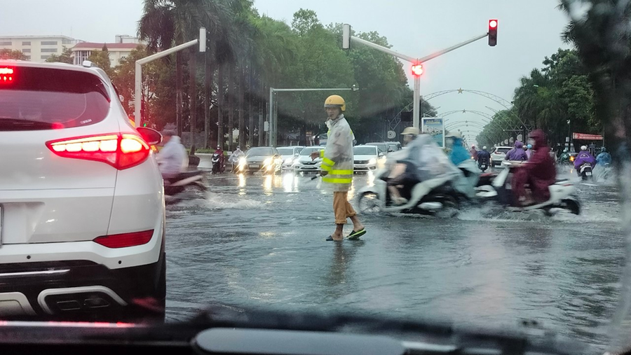 Lực lượng CSGT có mặt tại các ngã 3, ngã 4 hướng dẫn, phân luồng giao thông tại địa bàn Thành phố Thanh Hoá