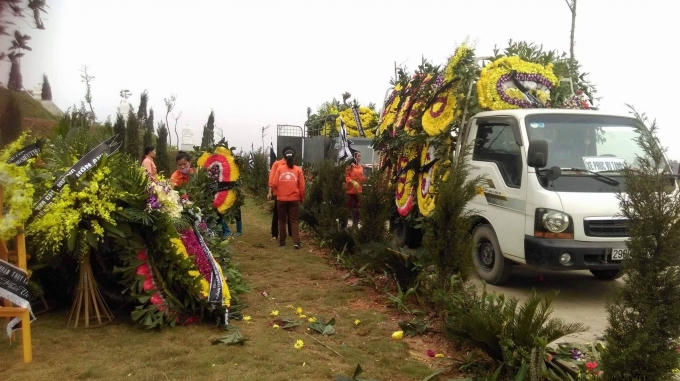 Các cán bộ nhân viên khu nghĩa trang di chuyển vòng hoa về khu đồi Đại An.