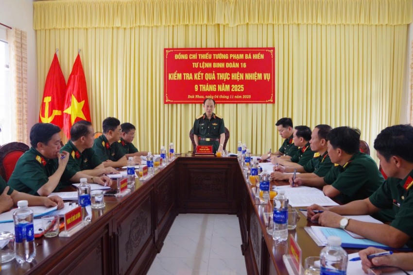 Thiếu tướng Phạm Bá Hiền, Tư lệnh Binh đoàn 16 cùng đoàn công tác kiểm tra toàn diện kết quả thực hiện nhiệm vụ 9 tháng năm 2025 tại Trung đoàn 719.