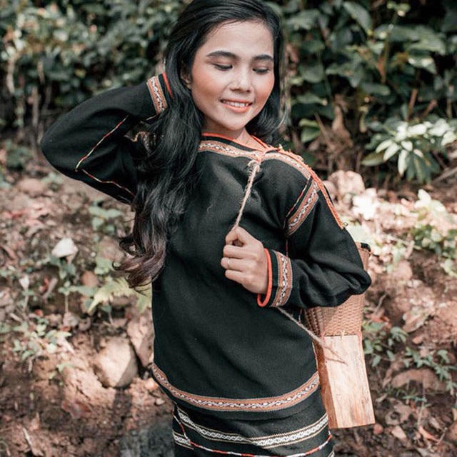 H’Min Niê là em gái của Hoa hậu Hoàn vũ Việt Nam 2017 H'Hen Niê.