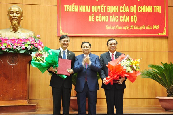 Triển khai c&aacute;c quyết định của Bộ Ch&iacute;nh trị về c&ocirc;ng t&aacute;c c&aacute;n bộ