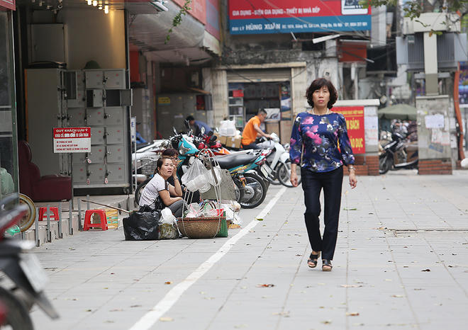 Hơn 10 ngày qua (từ 10/3), các lực lượng chức năng nhiều quận huyện ở Hà Nội đồng loạt ra quân lập lại trật tự đô thị. Theo đó, những hộ dân kinh doanh hàng quán trên vỉa hè, lòng đường và người bán hàng rong phải xoay sở tìm nhiều cách để mưu sinh hơn so với trước đây.  Trên phố Giảng Võ, các gánh hàng rong bán cơm nắm trước kia ngồi sát mép đường, nay đã chuyển hẳn vào sau vạch sơn để nhường đường cho người đi bộ.