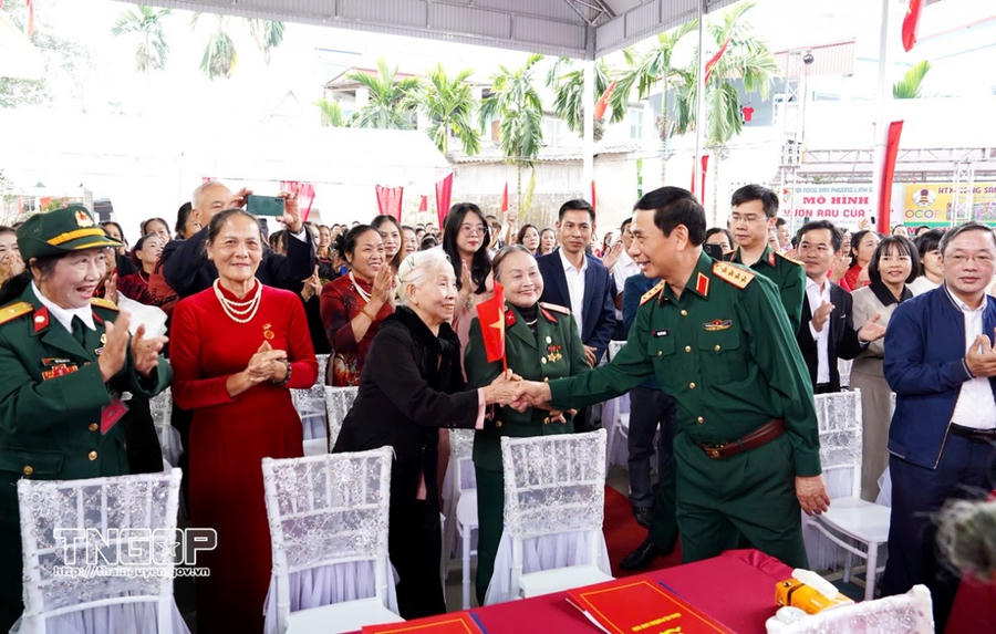 Đại tướng Phan Văn Giang, Bộ trưởng Bộ Quốc phòng đến chung vui Ngày hội đại đoàn kết toàn dân tộc với người dân tổ dân phố Đông, phường Linh Sơn.