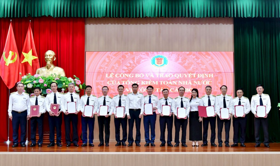 Lãnh đạo Kiểm toán nhà nước trao Quyết định điều động, bổ nhiệm về công tác cán bộ cho các đồng chí giữ chức Vụ trưởng và tương đương (Ảnh: Chinhphu.vn).
