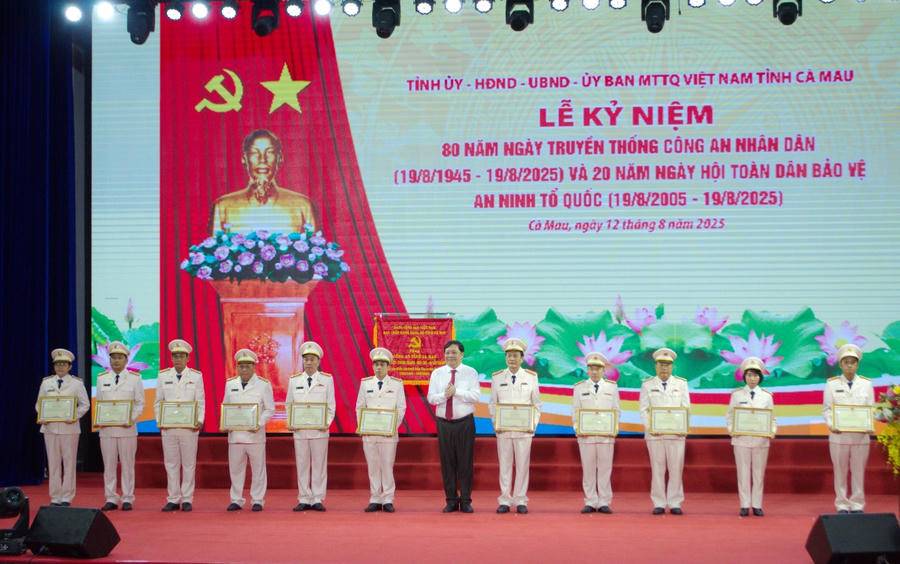 Ông Phạm Thành Ngại - Phó Bí thư Tỉnh ủy, Chủ tịch UBND tỉnh, trao tặng Bằng khen cho 8 tập thể và 11 cá nhân điển hình trong phong trào thi đua chào mừng kỷ niệm 80 năm Ngày truyền thống CAND và 20 năm Ngày hội toàn dân  bảo vệ ANTQ.