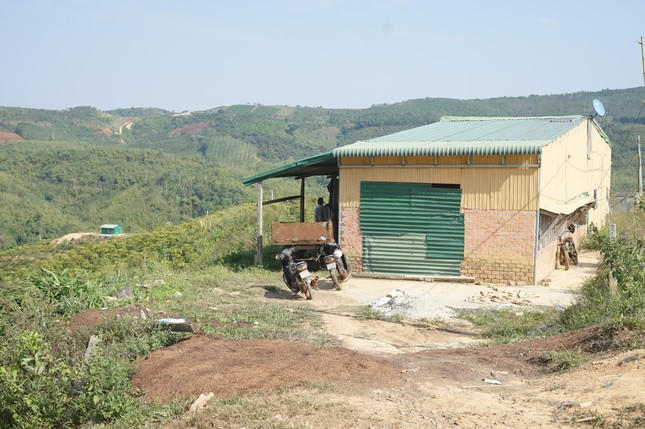 Người dân dựng nhà trên phần đất của ông Sơn.