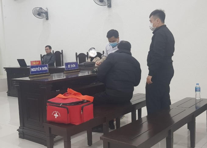 Hình ảnh trước đó tại phiên toà phúc thẩm ngày 16/12/2020 ông Thế cũng cho rằng sức khoẻ bản thân không đảm bảo phải nhờ can thiệp của y tế.