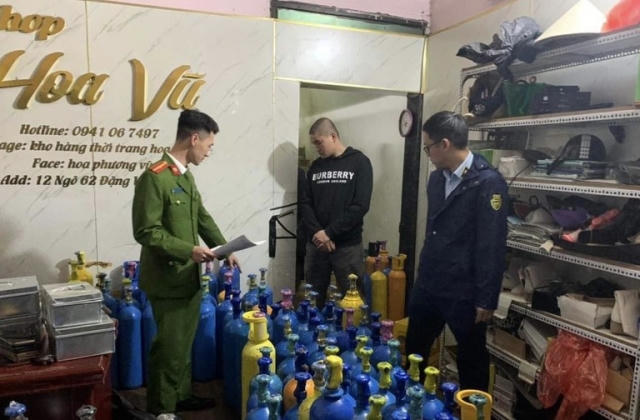 Triệt phá shop thời trang cất giấu bình khí cười số lượng lớn