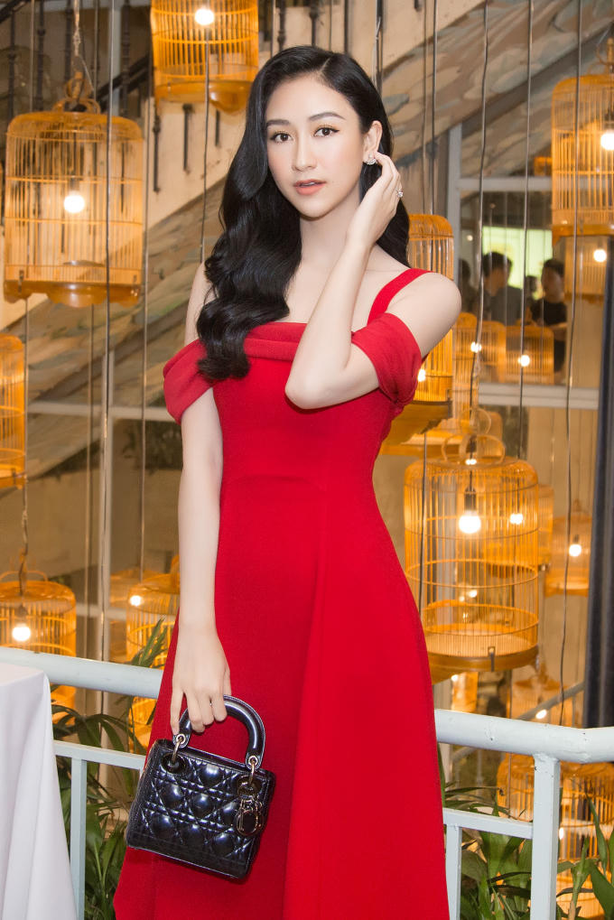 Hà Thu sử dụng chiếc túi Lady Dior cỡ nhỏ xinh xắn, đây là dòng túi cao cấp có giá lên đến gần 100 triệu đồng.