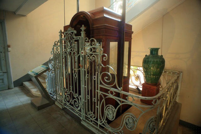 Dinh thự có 99 cửa lớn nhỏ, các đường nét tinh tế với sự kết hợp hài hòa giữa văn hóa Đông - Tây. Ngoài kiến trúc đồ sộ của công trình thì bên trong dinh thự này vẫn còn lưu giữ một chiếc thang máy bằng gỗ, được sản xuất ở châu Âu. Đây là thang máy đầu tiên ở Sài Gòn, bên trong được trang trí công phu, tỉ mỉ. Ảnh: Quốc Lê
