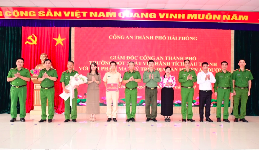 Lãnh đạo Công an TP Hải Phòng và Huyện uỷ An Dương khen thưởng Công an huyện An Dương có thành tích trong đấu tranh, triệt phá tội phạm ma tuý, góp phần thực hiện Đề án 