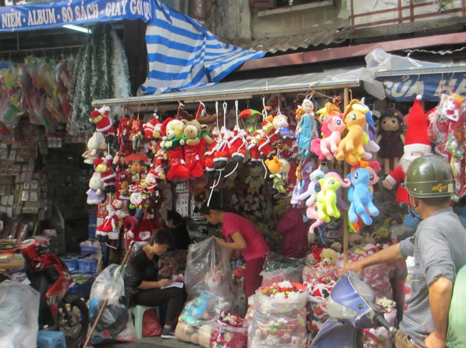 Những ông già Noen được treo bán đầy cửa hàng