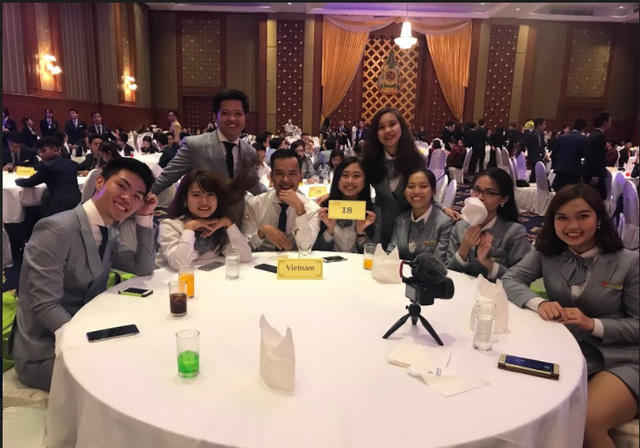 Phương Linh (ở giữa) cùng đoàn Việt nam tham dự một hội thi quốc tế.
