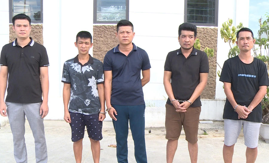Hoan, Hieu, Dong, Thong, Nghia (Tu trai qua phai)