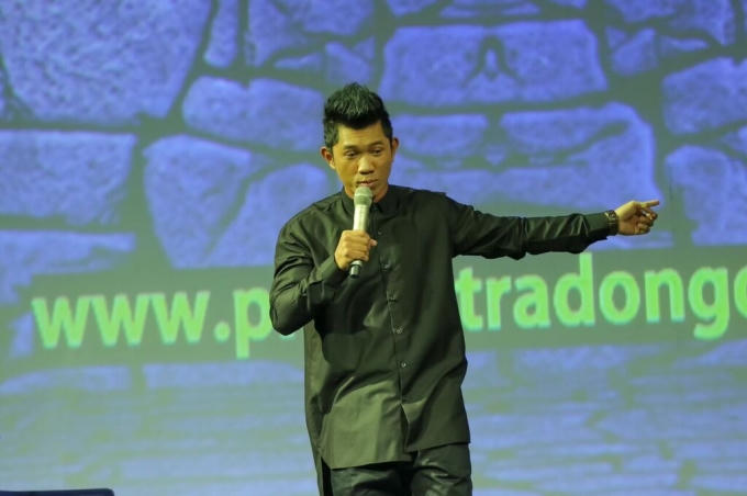 Nhạc sĩ, ca sĩ Lương Bằng Quang làm MC cho buổi họp báo của cô em gái Hoàng Y Nhung