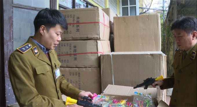 Tổ công tác thuộc Đội QLTT số 1 đang kiểm tra lô hàng.