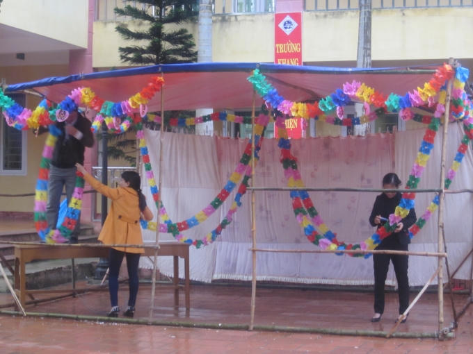 Các bậc phụ huynh cũng tham gia dựng lều trại giúp con em mình.