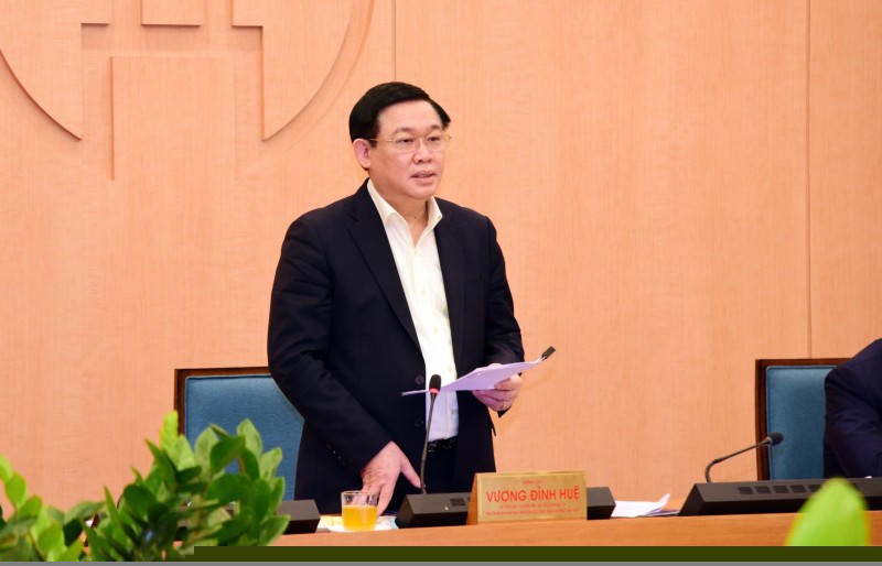 Bí thư Thành ủy Hà Nội Vương Đình Huệ phát biểu tại phiên họp của Ban Chỉ đạo phòng chống dịch Covid -19 thành phố Hà Nội chiều 10/4