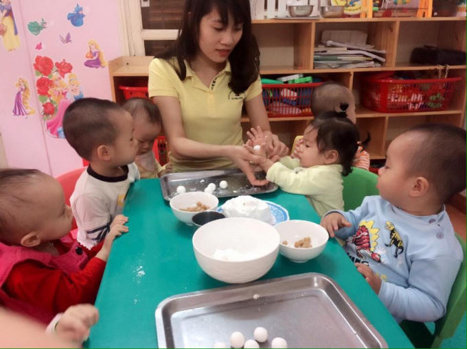Tết Hàn thực, ngắm các em bé làm bánh trôi