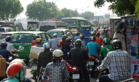 Biển người về qu&ecirc; ăn tết, đường v&agrave;o s&acirc;n bay T&acirc;n Sơn Nhất kẹt cứng