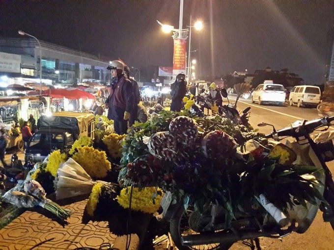 Những xe chở hoa về chợ của các tiểu thương.