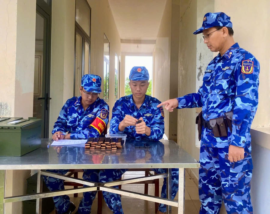 Kiểm tra công tác bảo đảm đạn trước khi bắn