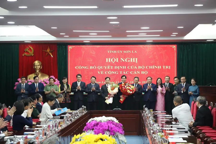 Ban Thường vụ Tỉnh ủy Sơn La tặng hoa chúc mừng đồng chí Hoàng Văn Nghiệm.