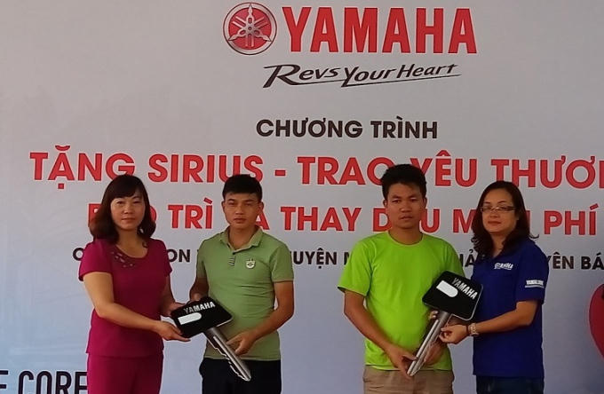 10 xe máy Yamaha Sirius đã được trao tận tay người nghèo tại Mù Cang Chải (Yên Bái) bị thiệt hại nặng nề sau lũ.
