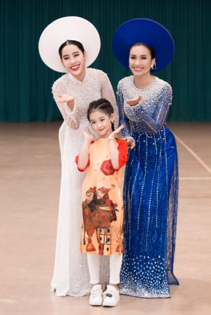 Nam Em mặc &aacute;o d&agrave;i trắng tinh kh&ocirc;i, khoe giọng h&aacute;t ngọt ng&agrave;o c&ugrave;ng &Aacute;i Phương