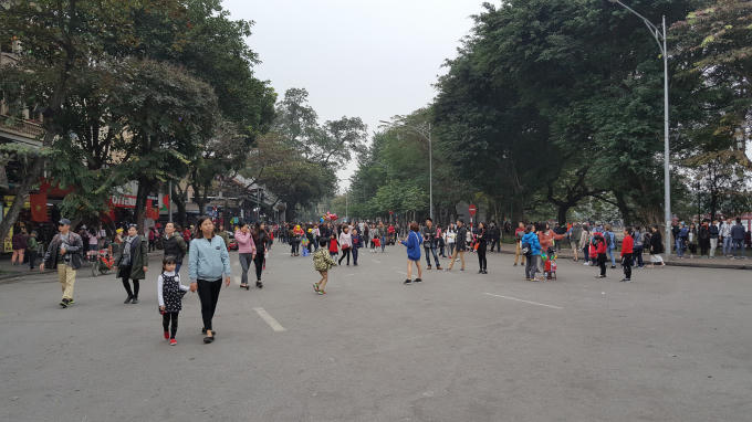 Nhiều người tập trung tản bộ quanh bờ Hồ và chụp kỷ yếu.