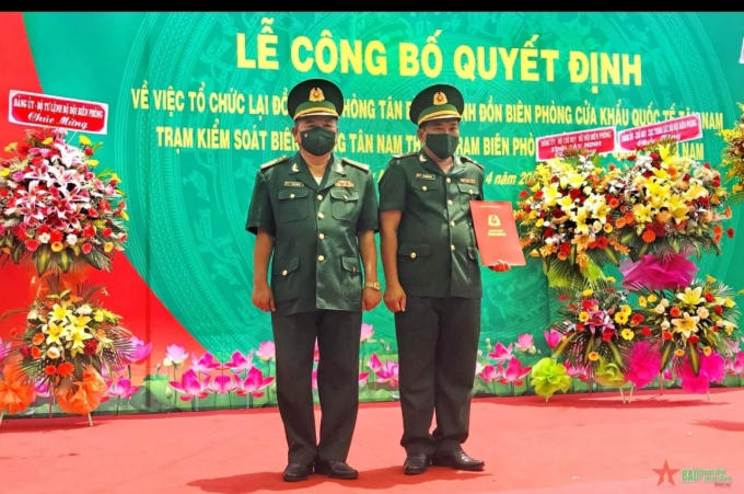 Trao quyết định về nhân sự cán bộ cho cán bộ đồn Biên phòng cửa khẩu quốc tế Tân Nam.