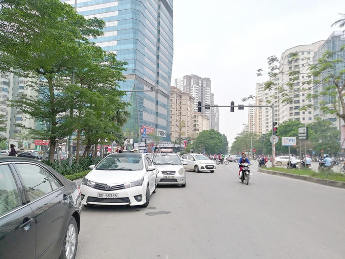 Ô tô dừng đỗ, cản trở giao thông trên đường Hoàng Đạo Thúy kéo dài, khu vực trước chung cư Hanoi Center Point.