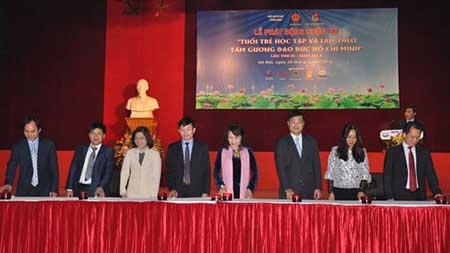 Các đại biểu khai mạc Cuộc thi "Tuổi trẻ học tập và làm theo tấm gương đạo đức Hồ Chí Minh".