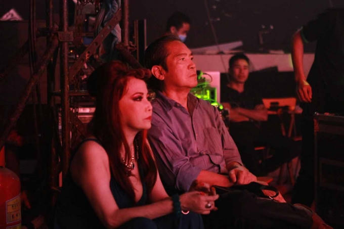 Vợ chồng cặp nghệ sĩ Bảo Yến - Quốc Dũng chăm chú quan sát phần biểu diễn của hai con trai trong chương trình Tình khúc vượt thời gian