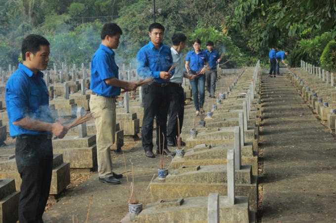 Các đoàn viên thanh niên thành kính dân hương tại từng phần mộ liệt sĩ.