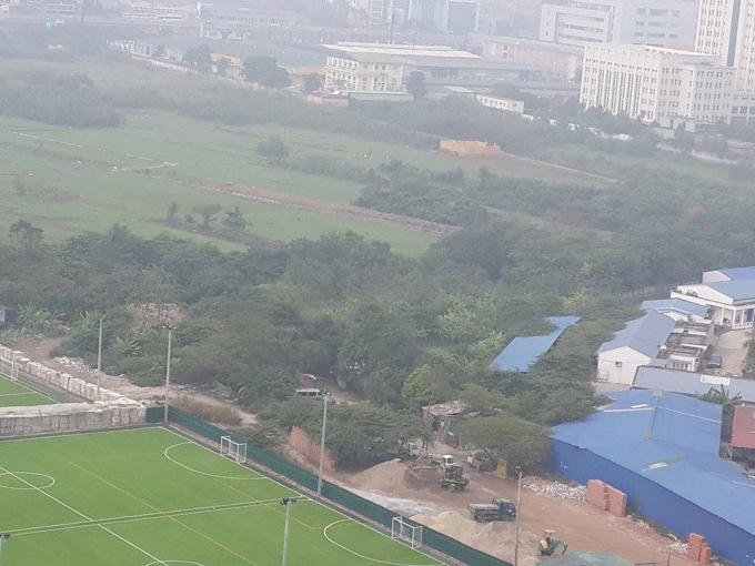 Một phần diện tích khu quy hoạch cũng biến thành nơi tập kết vật liệu xây dựng, xe tải ra vào tấp nập.