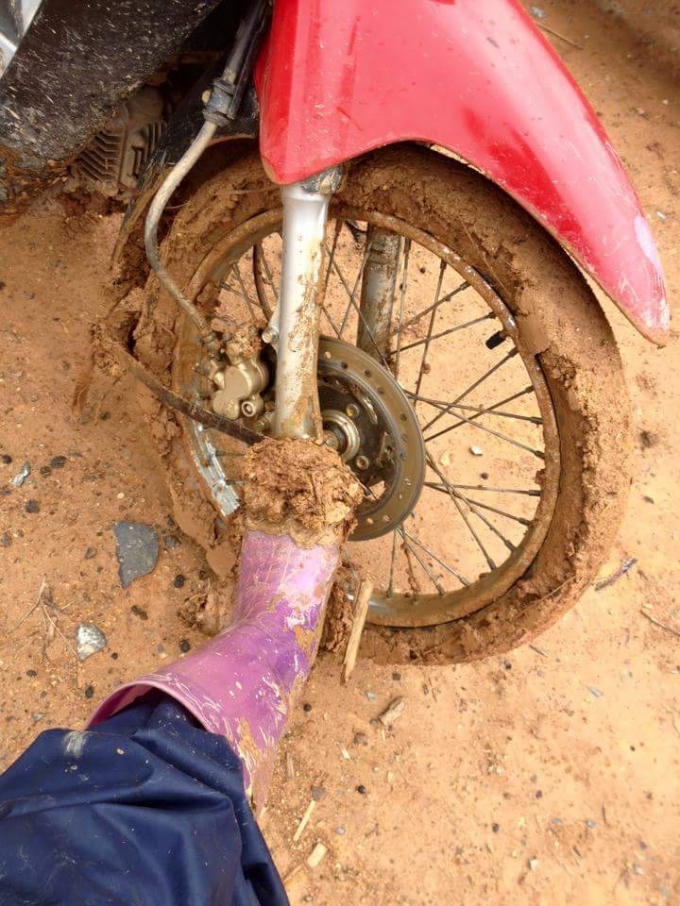 Mặc dù có gạt bùn và xích quấn vào bánh xe để chống trơn trượt nhưng không thể đi nổi.