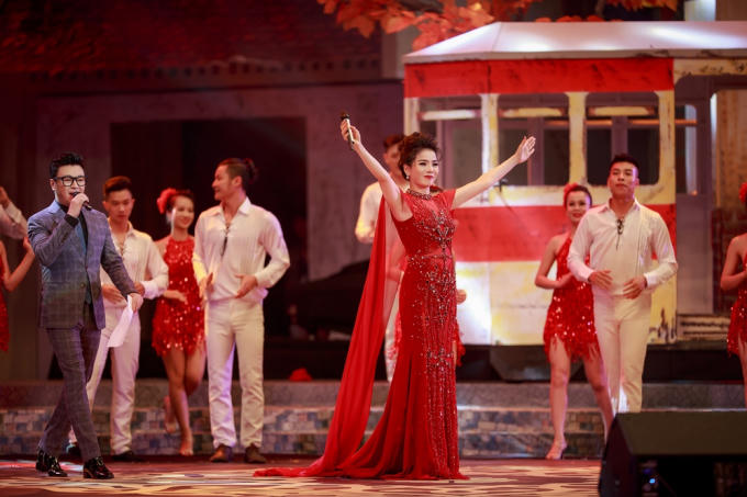 Bài Tango cho em là ca khúc kết thúc đêm nhạc ý nghĩa này của Lệ Quyên trong những ngày Hà Nội chớm sang thu.