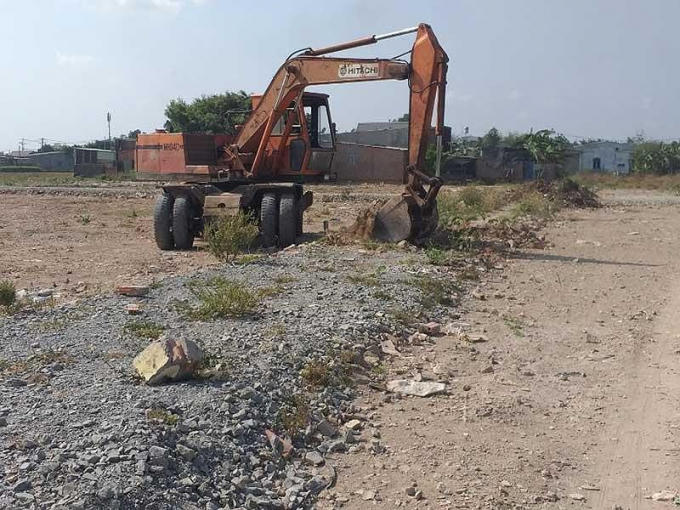 Khu đất nông nghiệp hơn 8.000 m2 tại đường Lại Hùng Cường, ấp 6A trước Tết đã san lấp và phân thành hàng trăm lô và bán hết cho người mua. Sau khi Pháp Luật TP.HCM phản ánh, xã Vĩnh Lộc B đã cho xe cuốc những con đường do đầu nậu đổ sơ sài để che mắt người mua. Ảnh: VIỆT HOA.