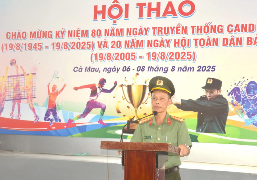 Thượng tá Lý Văn Liệt - Trưởng phòng Công tác chính trị Công an tỉnh Cà Mau, Phó Trưởng Ban tổ chức phát biểu khai mạc Hội thao.