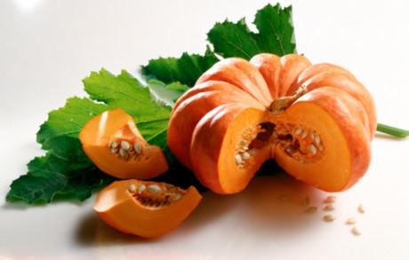 Bí ngô: là loại thực phẩm giàu dinh dưỡng. Tuy nhiên, không nên ăn những quả đã để lâu ngày, vì nếu lưu trữ thời gian dài, bên trong bí ngô xảy ra quá trình lên men và biến chất, vì vậy khi ăn sẽ gây nguy hiểm tới sức khỏe.