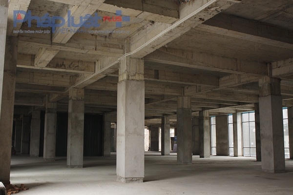 Bước chân vào phía trong, trước mắt hiện ra là một khung cảnh rất hoang tàn, nhếch nhác.