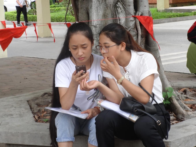 Ngay sau khi gặp nhau, 2 thí sinh đã liên tục trao đổi đáp án trong bài thi của mình. Và gọi điện đến thầy cô để "khẳng định" bài thi của mình không sai sót.