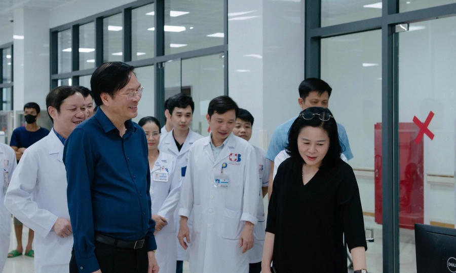 Lãnh đạo sở Y tế Nghệ An thăm và làm việc Bệnh viện Ung Bướu Nghệ An.