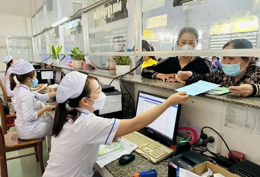 Người dân đến khám, điều trị tại Bệnh viện Đa khoa tỉnh Cà Mau bằng thẻ căn cước, tạo thuận lợi và rút ngắn thời gian làm thủ tục.
