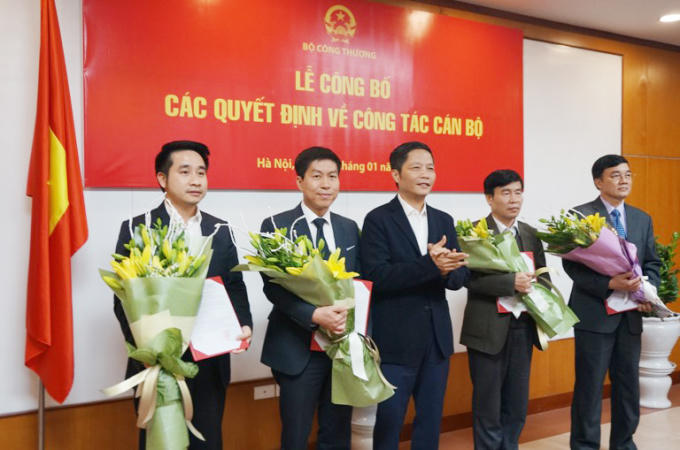 Chiều 3/1, Bộ trưởng Bộ Công Thương Trần Tuấn Anh đã trao Quyết định bổ nhiệm Lãnh đạo cấp trưởng, phó nhiều đơn vị thuộc Bộ...