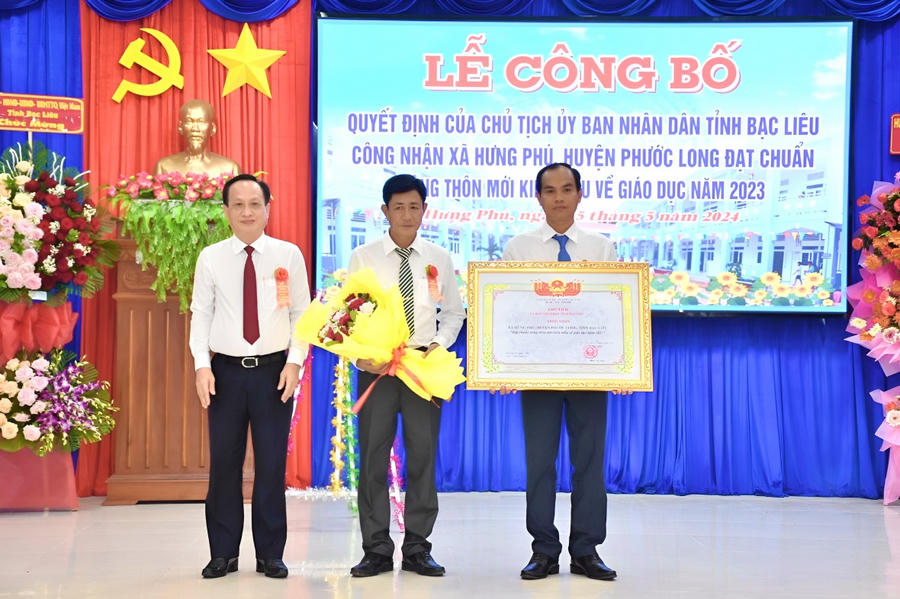 Ông Phạm Văn Thiều - Phó Bí thư Tỉnh ủy, Chủ tịch UBND tỉnh Bạc Liêu, trao Quyết định công bố đạt chuẩn xã NTM kiểu mẫu về lĩnh vực giáo dục năm 2023 cho xã Hưng Phú (huyện Phước Long).