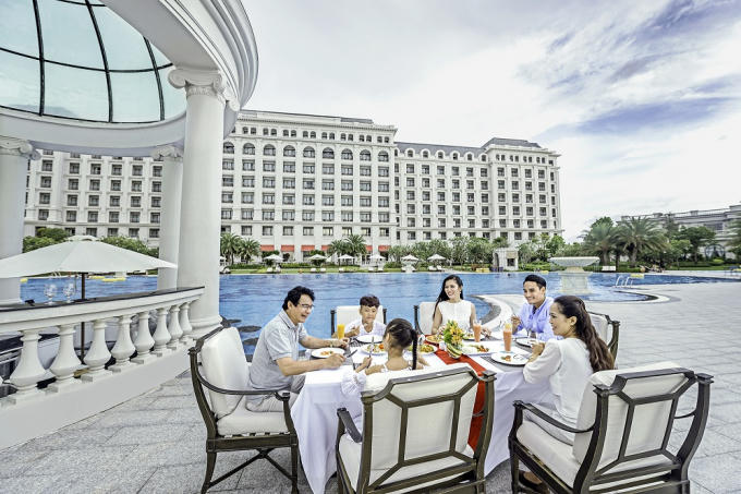 Vinpearl dành tặng 10.000 đêm villa, tương đương 5.000 chuyến nghỉ dưỡng 3 ngày 2 đêm dành cho 4 thành viên trong gia đình tại các quần thể du lịch nghỉ dưỡng trên toàn hệ thống.